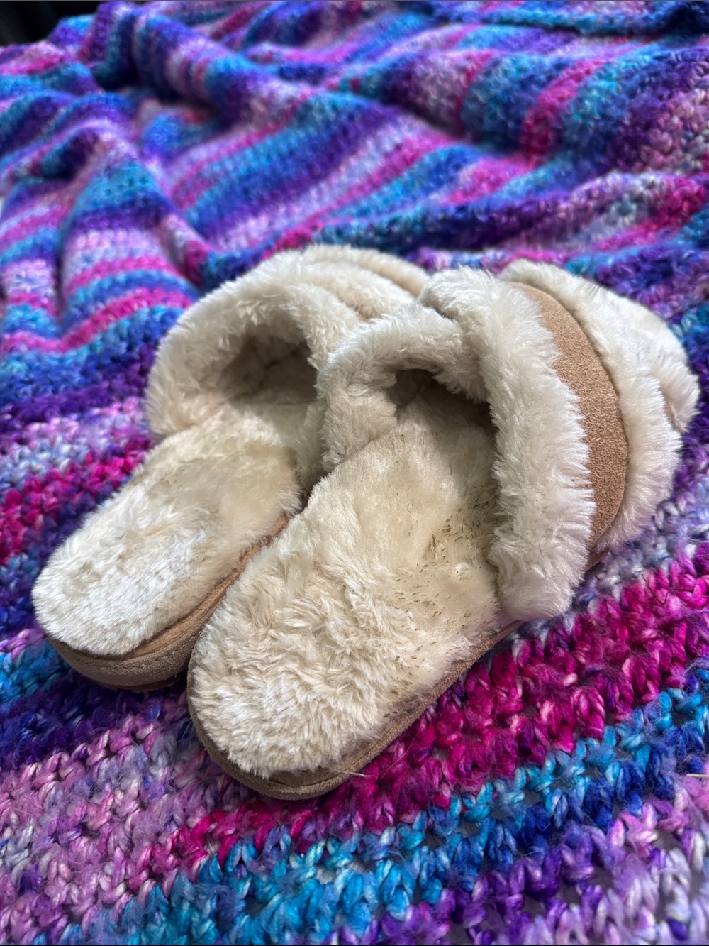 Minnetonka Beige Faux Fur Crossover Slide Slippers - Picture 2 of 5